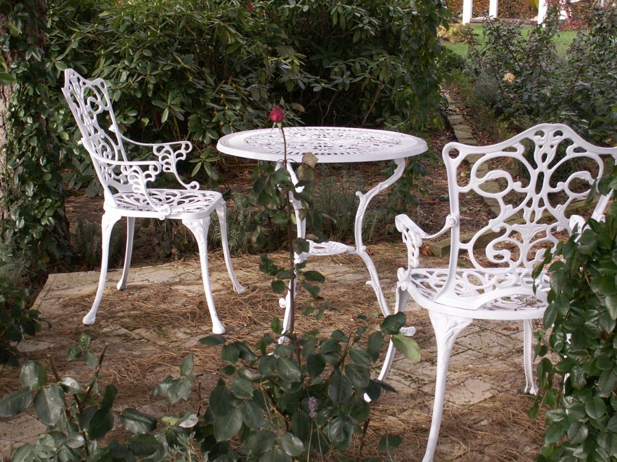 Gartenmöbel in einer grünen Ruhezone