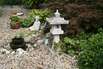 Gartenausstattung, Figur und Laterne im Japangarten
