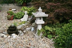 Gartenausstattung, Figur und Laterne im Japangarten